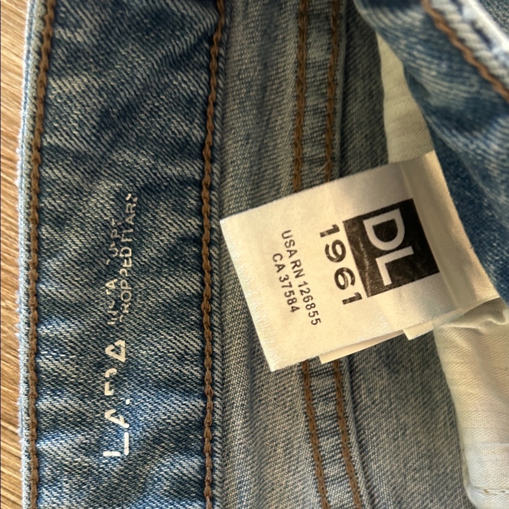 DL1961 Women's Light Blue Cropped Jeans - Picture 6 of 9